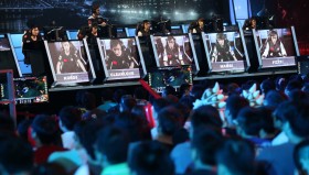 C9：C9抵达主场，Berserker放话：要让北美观众为我们欢呼。